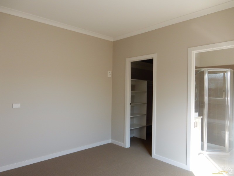 2/70 Greenvalley Cres, Hampton Park VIC 3976