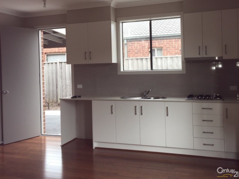 27S Westmoreland Ave, Cranbourne North VIC 3977