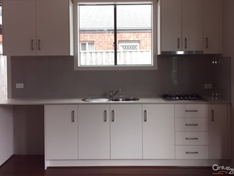 27S Westmoreland Ave, Cranbourne North VIC 3977