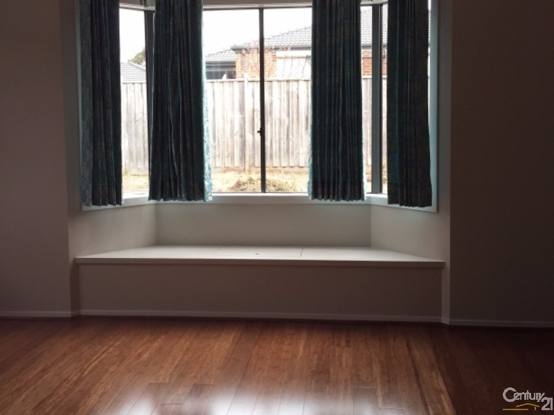 27S Westmoreland Ave, Cranbourne North VIC 3977