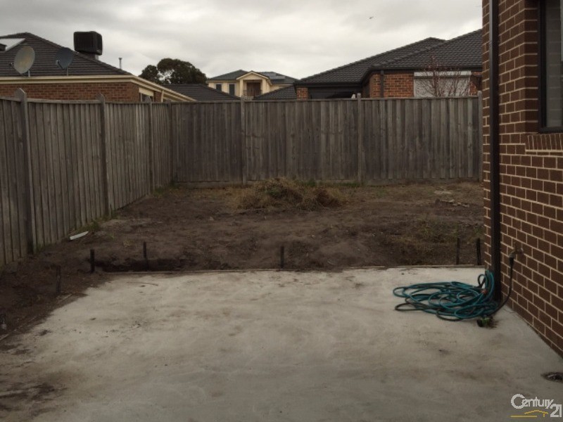 27S Westmoreland Ave, Cranbourne North VIC 3977