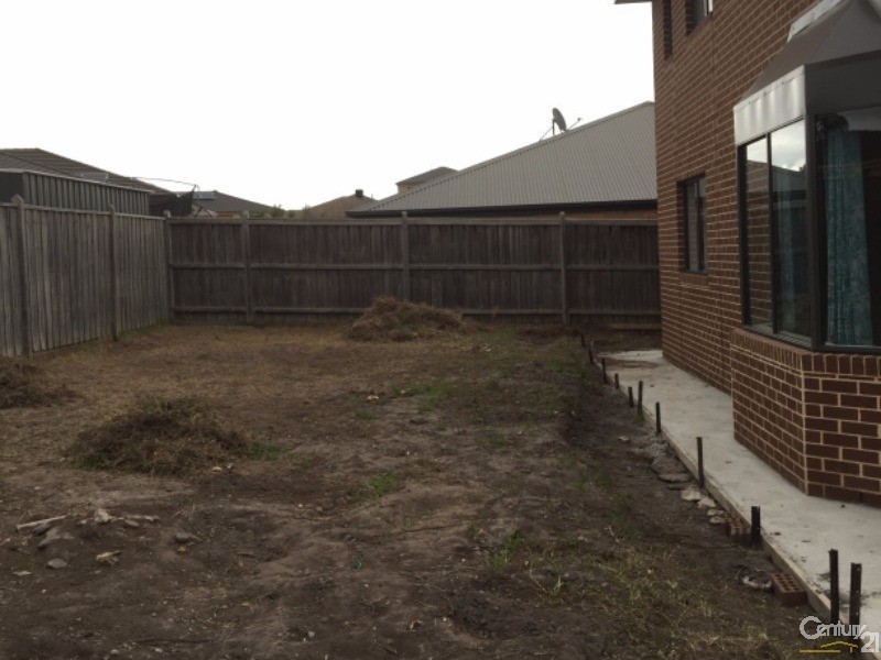 27S Westmoreland Ave, Cranbourne North VIC 3977