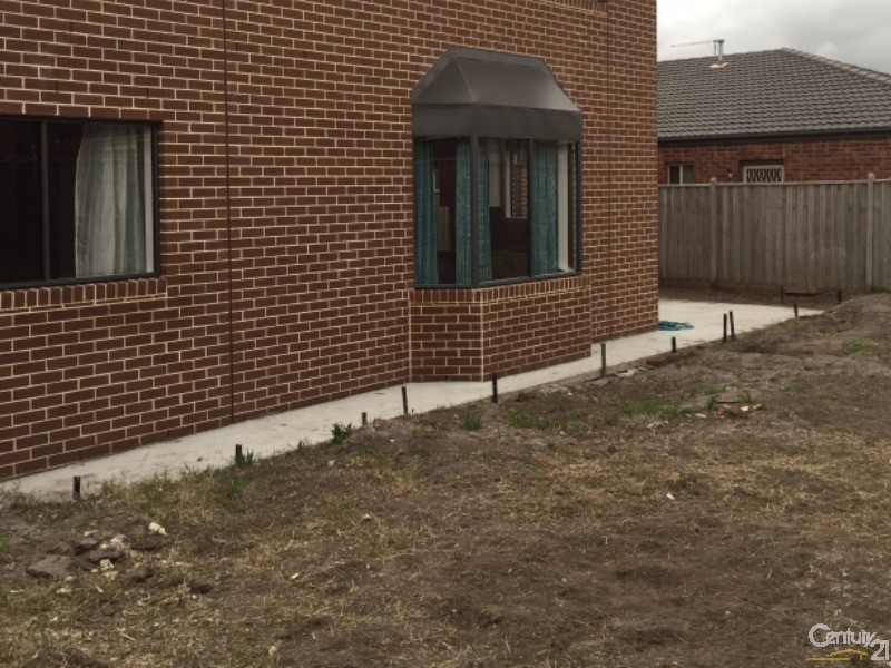 27S Westmoreland Ave, Cranbourne North VIC 3977