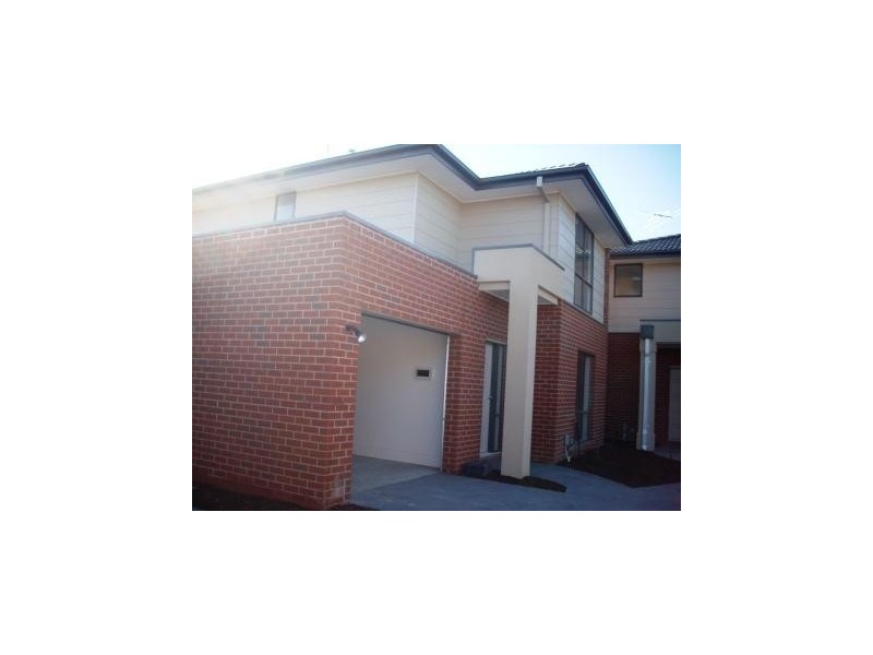 2/30 SIMON COURT, Hampton Park VIC 3976