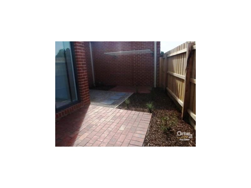 2/30 SIMON COURT, Hampton Park VIC 3976