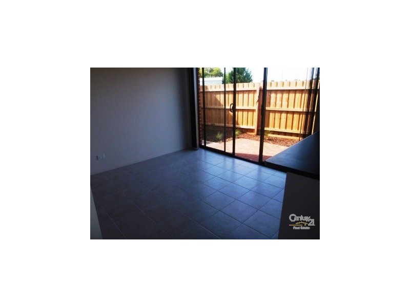 2/30 SIMON COURT, Hampton Park VIC 3976