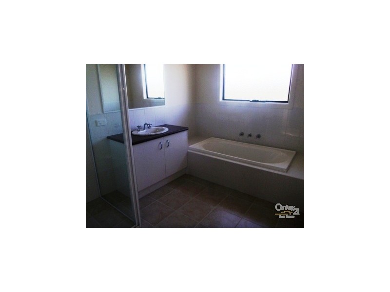 2/30 SIMON COURT, Hampton Park VIC 3976