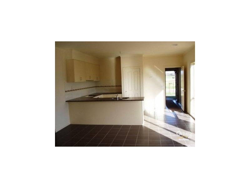 86 RIDGEMONT DRIVE, Berwick VIC 3806