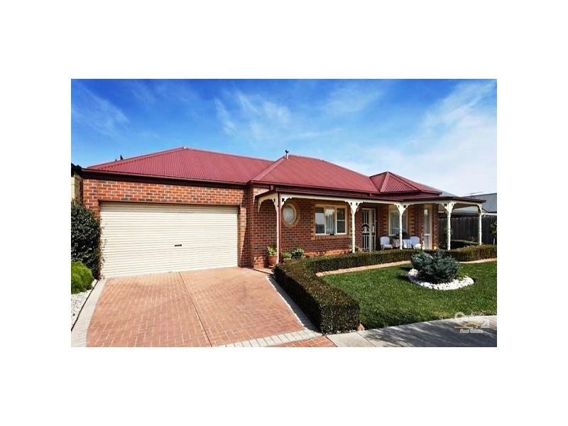 2 Louise Mack Walk, Lynbrook VIC 3975
