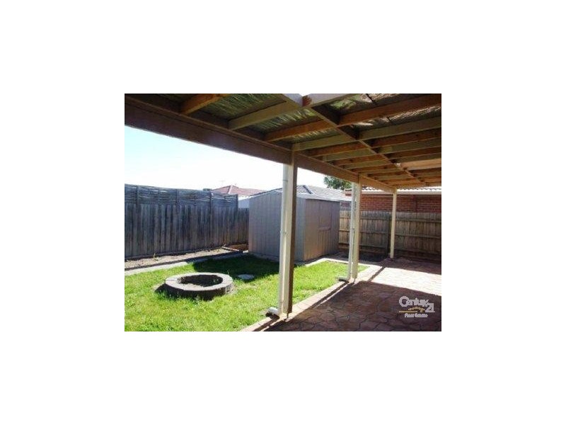 16 The Eyrie, Hampton Park VIC 3976