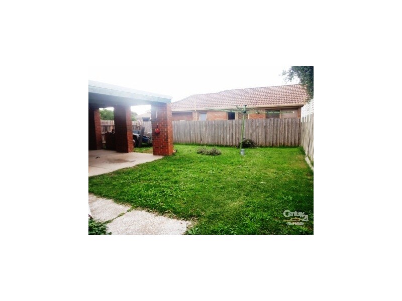 17 HAMILTON DRIVE, Cranbourne VIC 3977