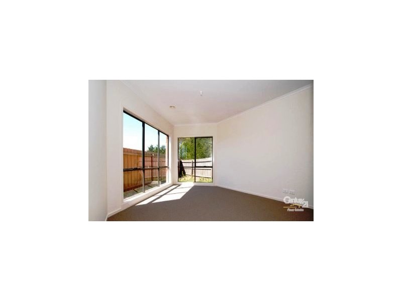 3/30 Simon Court, Hampton Park VIC 3976