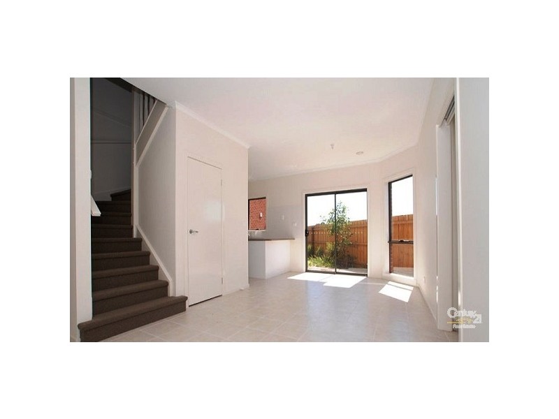 3/30 Simon Court, Hampton Park VIC 3976