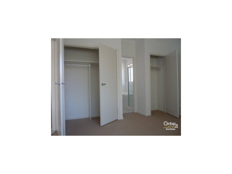 2/42 Walnut Way, Pakenham VIC 3810