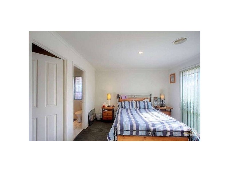 11 Macleod Way, Lynbrook VIC 3975