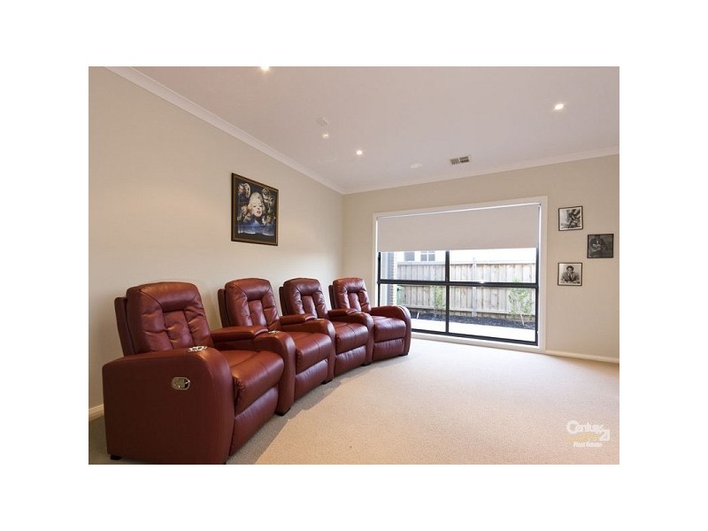 14 Peisley Crescent, Cranbourne East VIC 3977
