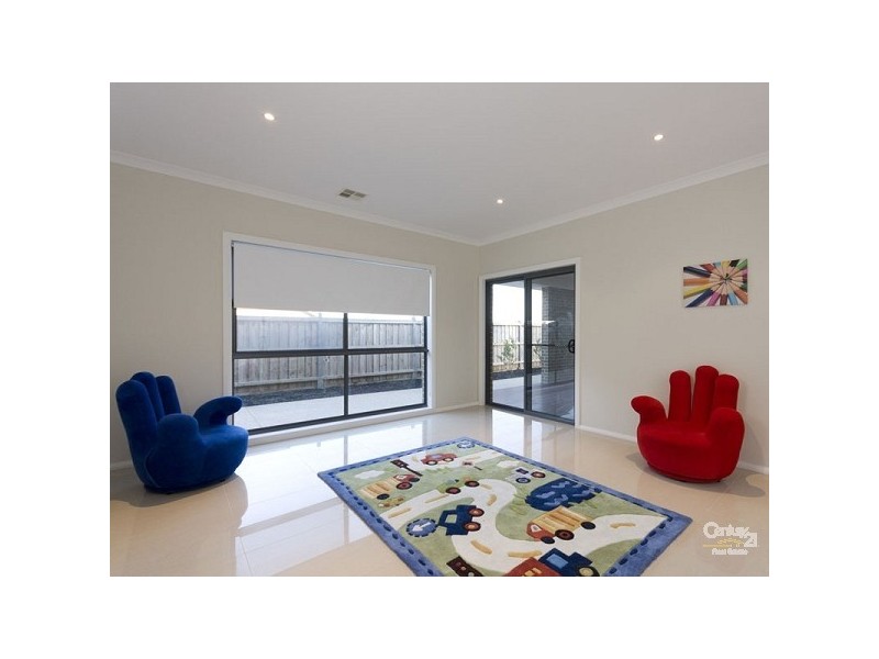 14 Peisley Crescent, Cranbourne East VIC 3977