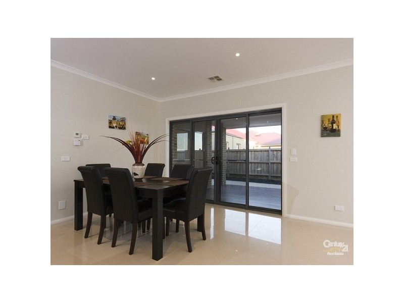 14 Peisley Crescent, Cranbourne East VIC 3977