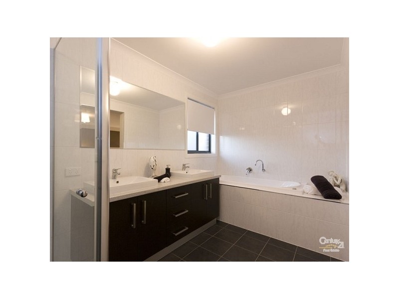 14 Peisley Crescent, Cranbourne East VIC 3977