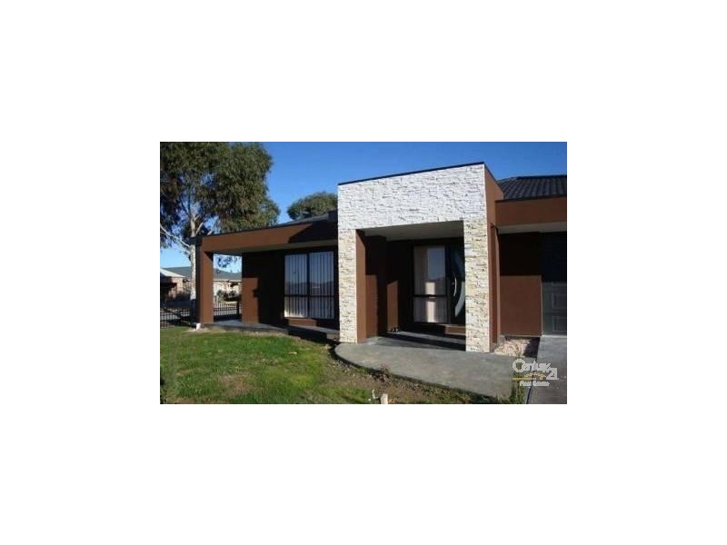 9 Colonial Way, Pakenham VIC 3810