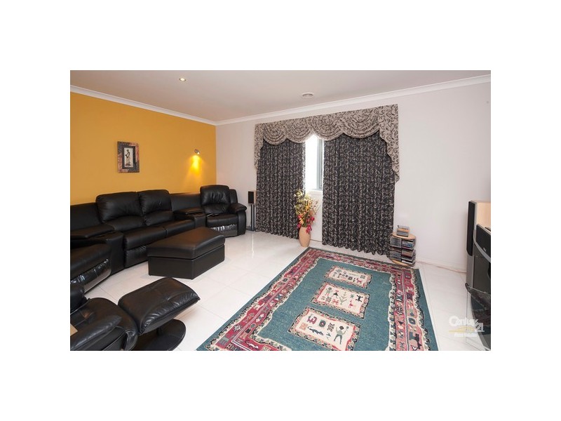 10 Broadstone Way, Cranbourne VIC 3977