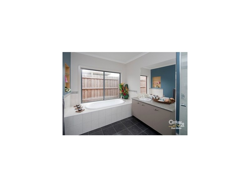 10 Broadstone Way, Cranbourne VIC 3977