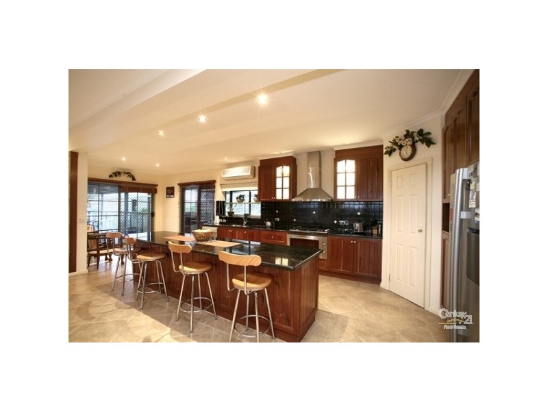 2 Halcyon Way, Narre Warren VIC 3805