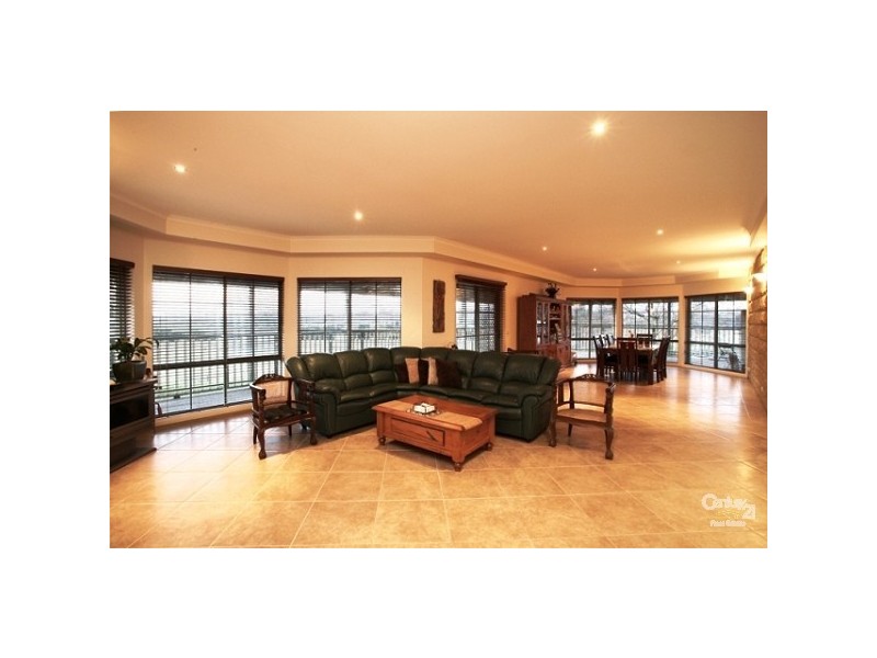 2 Halcyon Way, Narre Warren VIC 3805