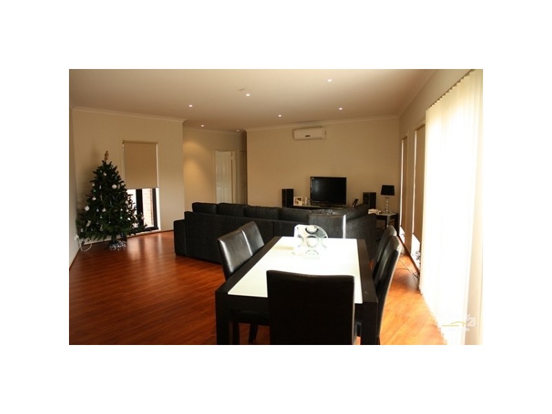 2/16 Sedgwick Court, Lynbrook VIC 3975