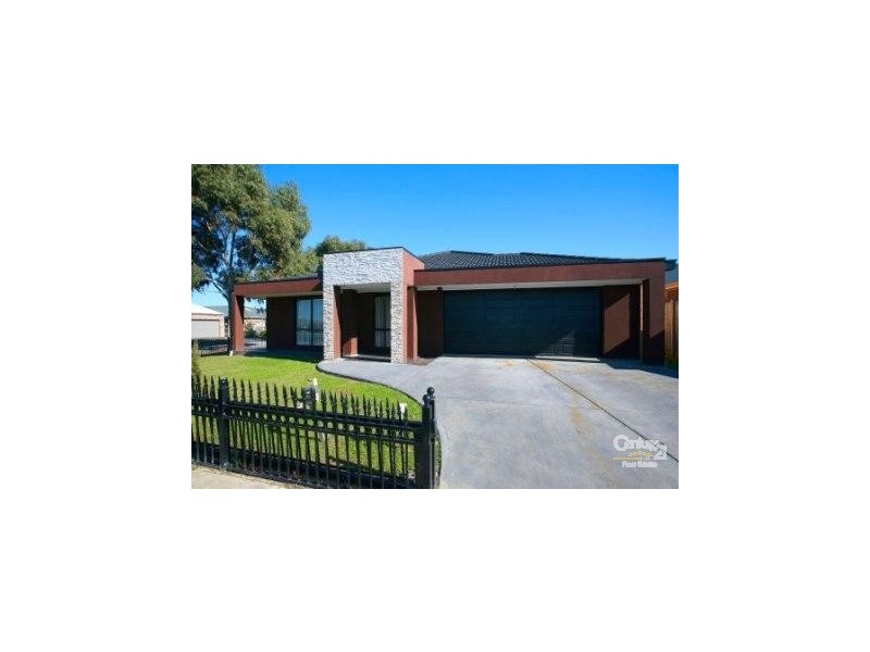 9 Colonial Way, Pakenham VIC 3810
