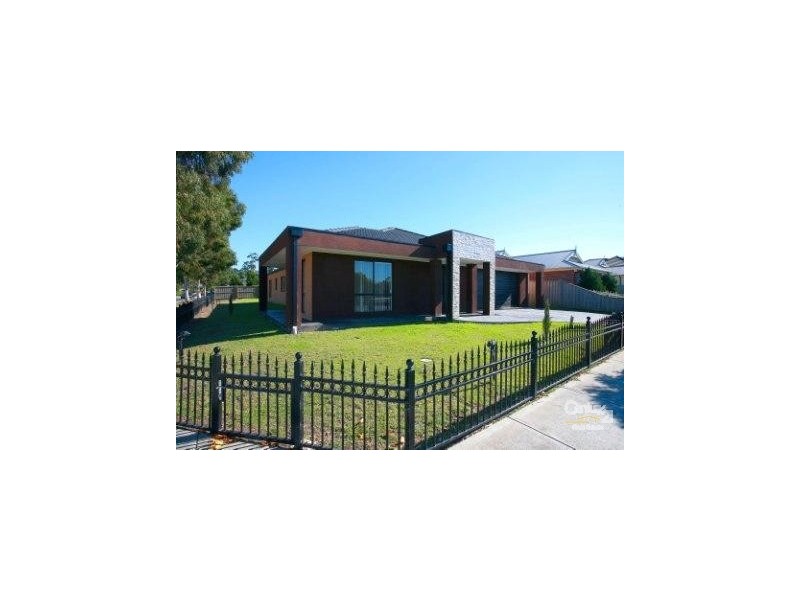 9 Colonial Way, Pakenham VIC 3810