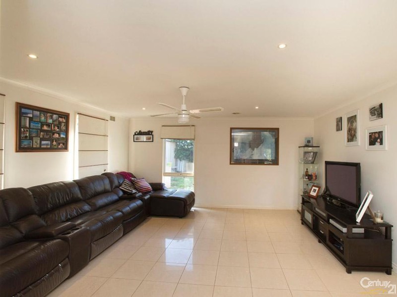 15 Deanswood Drive, Somerville VIC 3912