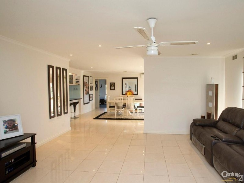 15 Deanswood Drive, Somerville VIC 3912