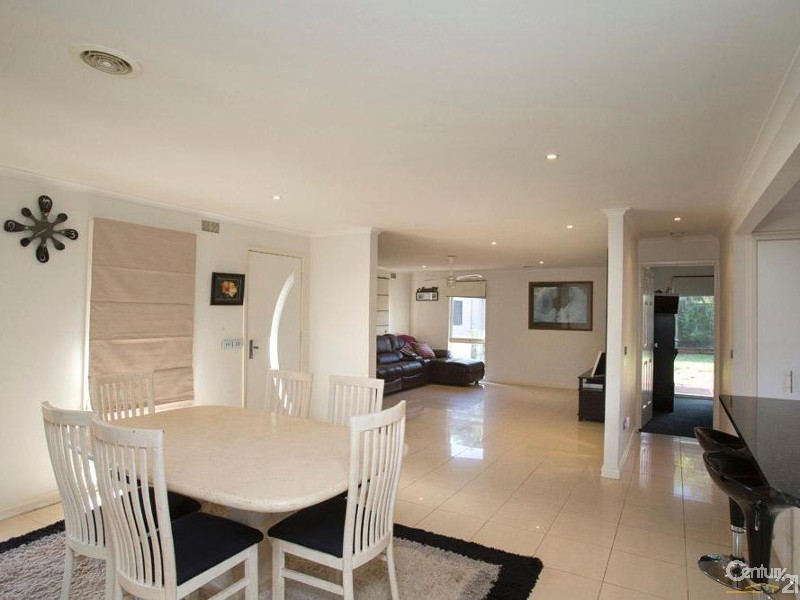 15 Deanswood Drive, Somerville VIC 3912