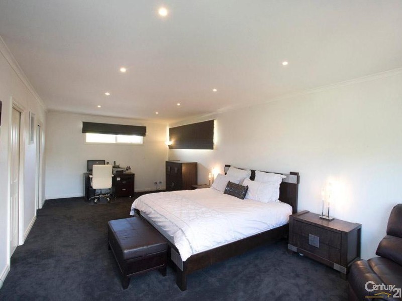 15 Deanswood Drive, Somerville VIC 3912