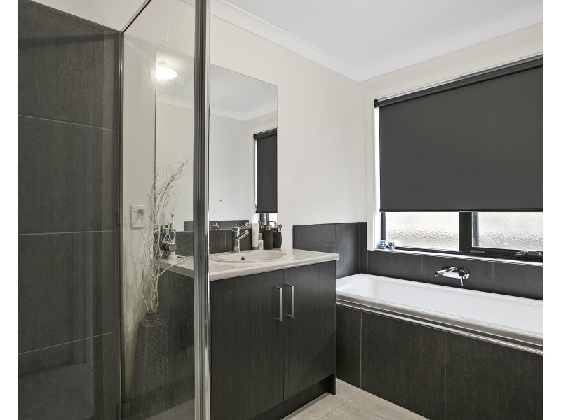 4 Mikhail Grove, Hastings VIC 3915