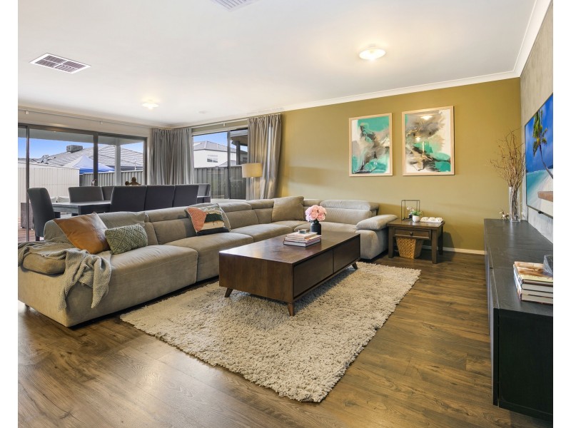 17 Atlas Drive, Cranbourne West VIC 3977