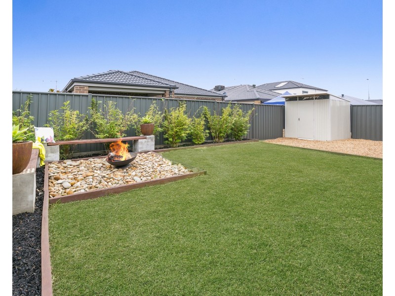 17 Atlas Drive, Cranbourne West VIC 3977