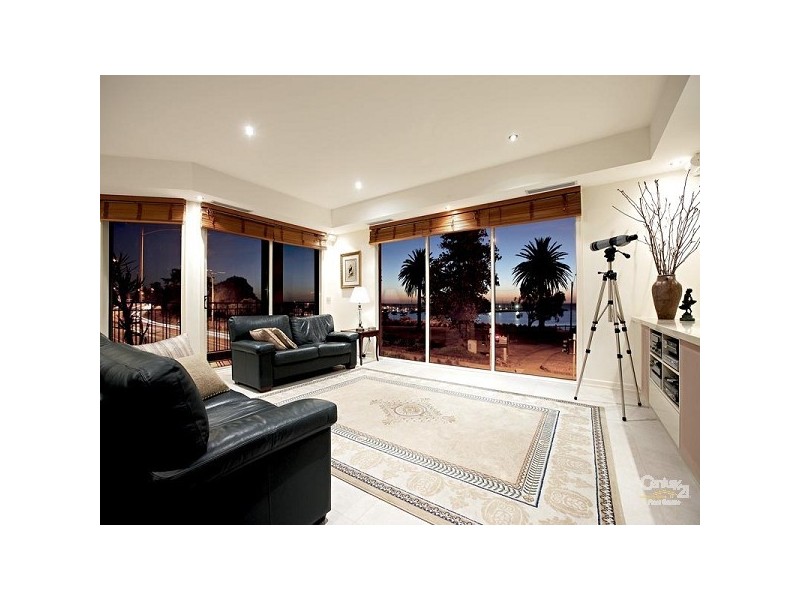 55 Beach Road, Hampton VIC 3188