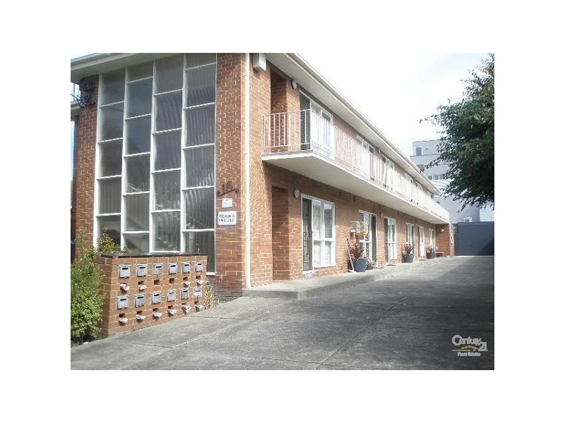 1/16 Kokaribb Road, Carnegie VIC 3163
