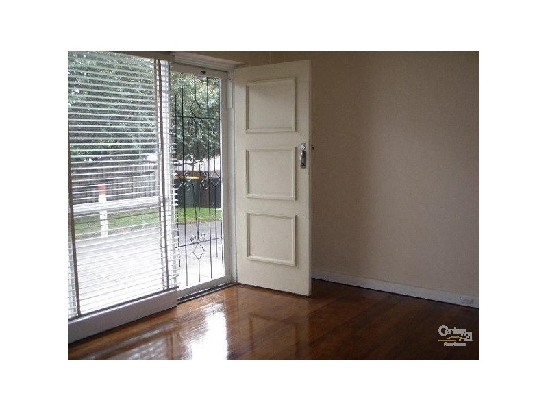 1/16 Kokaribb Road, Carnegie VIC 3163