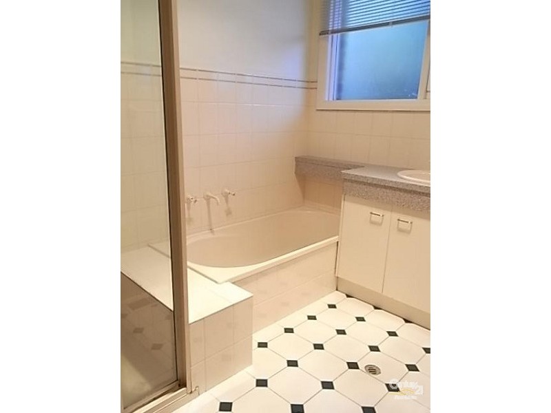 2/11 Woodville Avenue, Glen Huntly VIC 3163