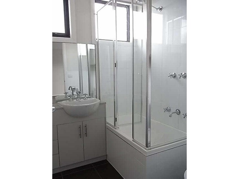 8/329 Neerim Road, Carnegie VIC 3163