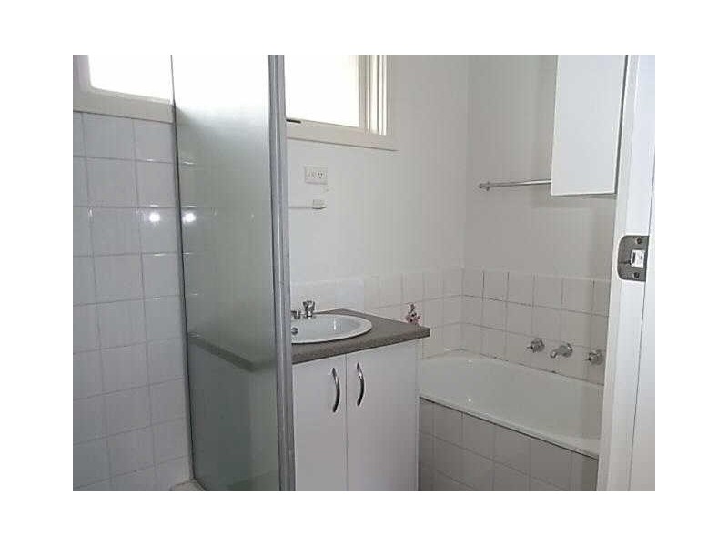 2/28  Coorigil Road, Carnegie VIC 3163