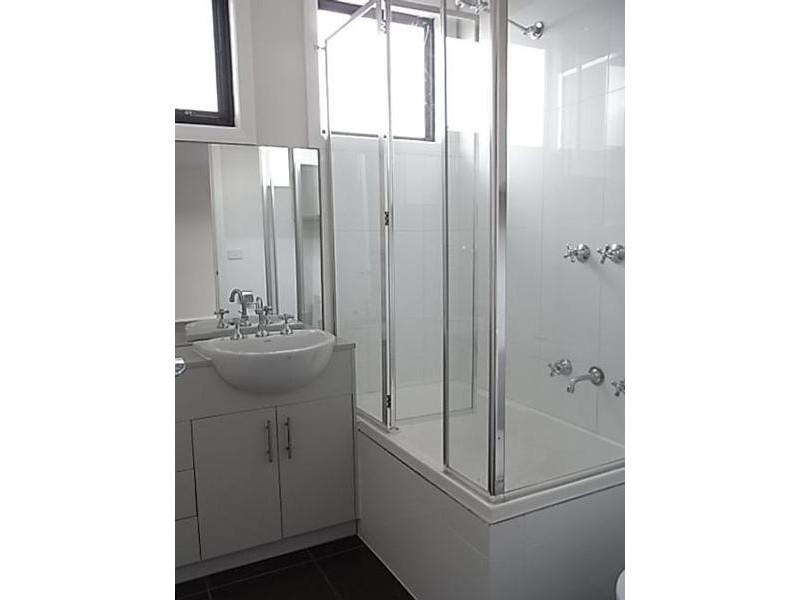 8/329 Neerim Road, Carnegie VIC 3163