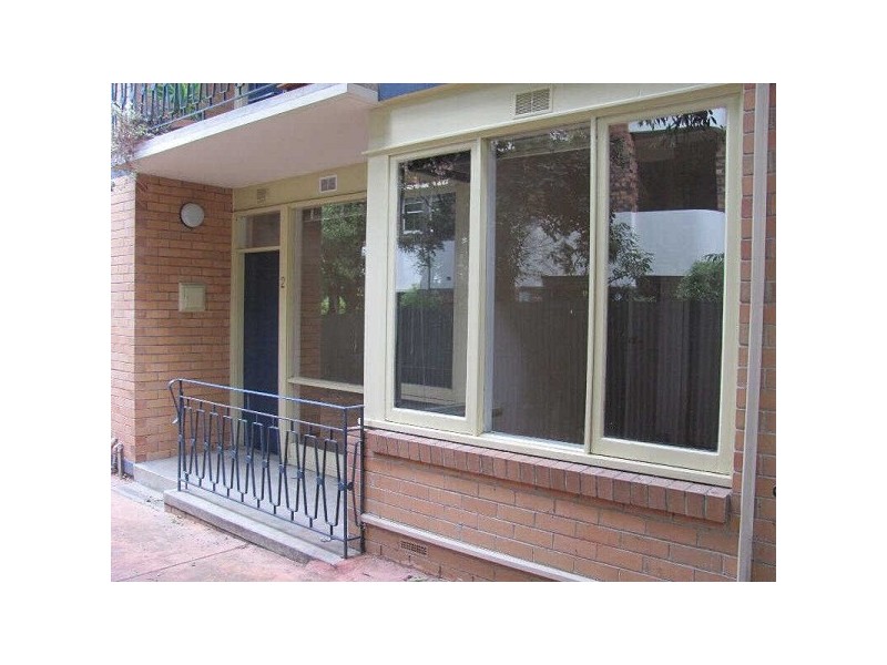 02/12  Robe Street, St Kilda VIC 3182