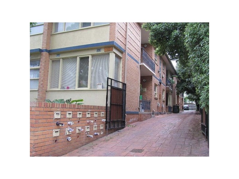 02/12  Robe Street, St Kilda VIC 3182