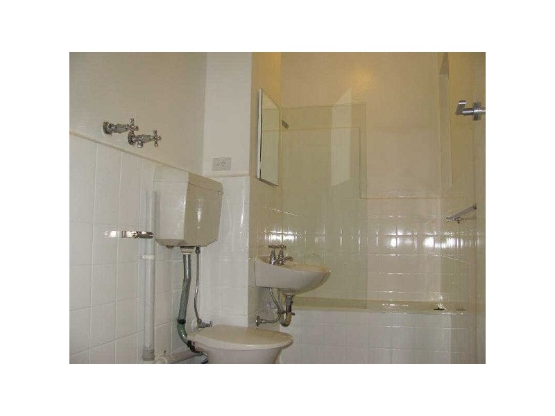 02/12  Robe Street, St Kilda VIC 3182