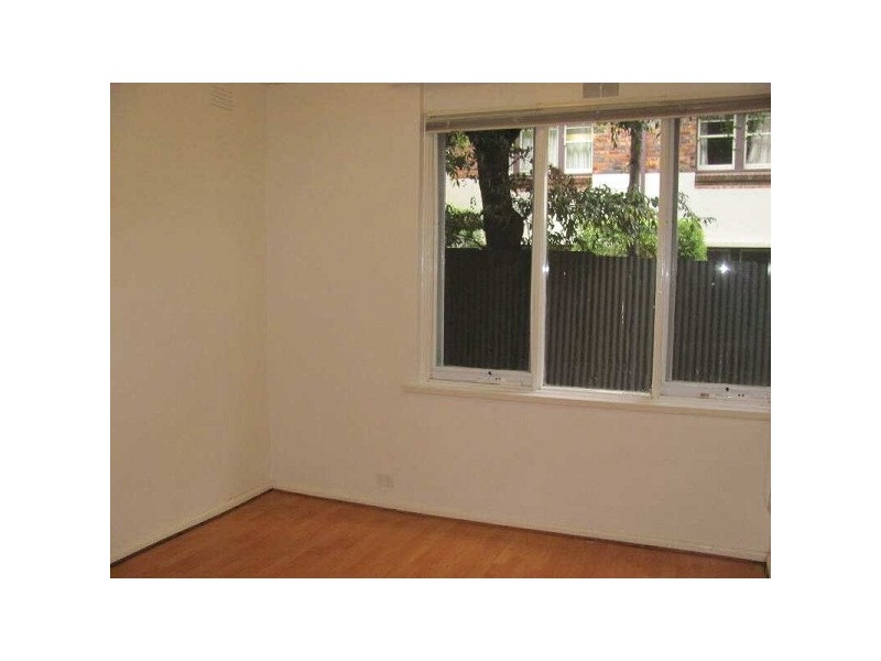 02/12  Robe Street, St Kilda VIC 3182