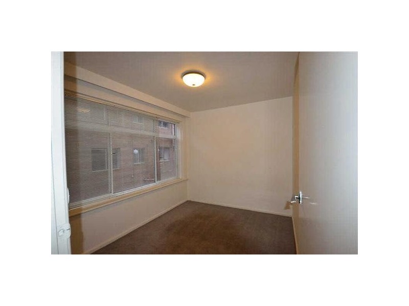 4/18  Robe Street, St Kilda VIC 3182